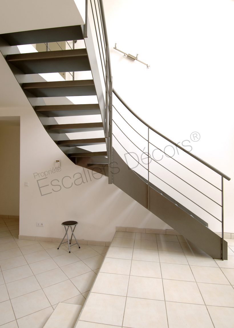Photo DT30 - ESCA'DROIT® 1/4 Tournant Intermédiaire. Escalier intérieur design métal et béton pour une décoration contemporaine.